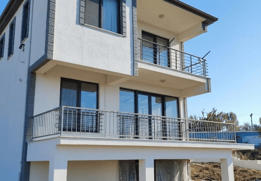 ÖNCE — giyotin cam balkon montajı öncesi
